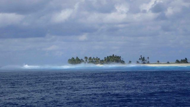 El arrecife de coral y el oleaje constante dificulta muchísimo el acceso a la isla. Foto tomada en 2016 por el investigador Enrique Ballesteros.