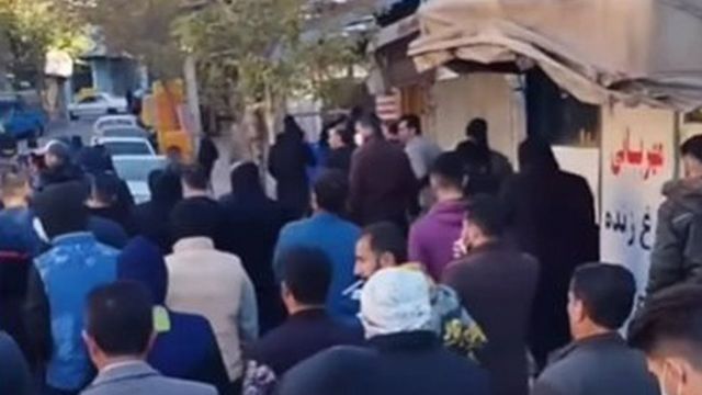 ویدئوهای منتشر شده نشان می دهد معترضان در جوانرود به شکل مسالمت آمیز شعار می‌دادند و اعتراض می‌کردند
