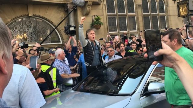 Sir Paul McCartney plays Beatles and Wings hits to pub crowd - BBC News