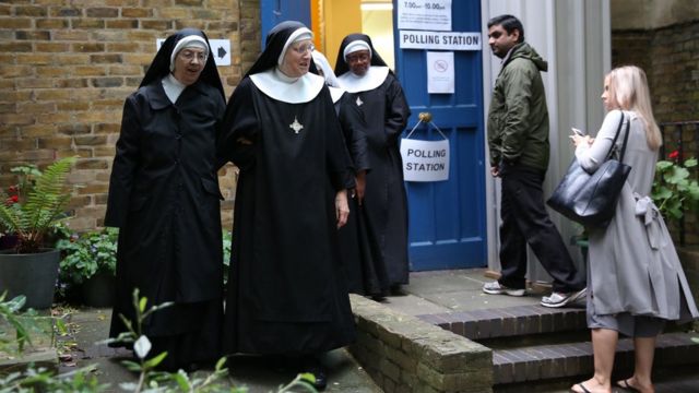 伦敦市中心某投票站一群修女结伴离开（8/6/2017）