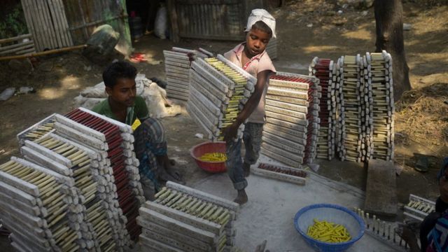 Un niño trabaja en una fábrica de globos en Dhaka, en octubre de 2014.