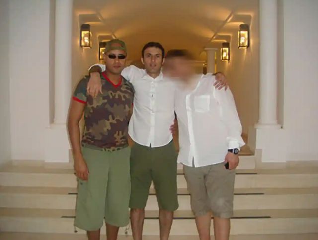 صورة من الوثائق التي حصلت عليها الغارديان لسيف القذافي مع منظم حفلاته السرية محمد الزواوي في الوسط