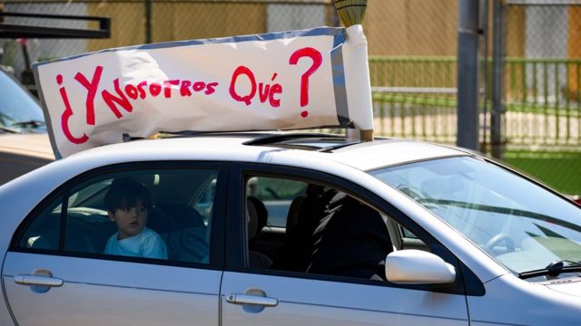 Auto con un cartel que dice "¿Y nosotros qué?"