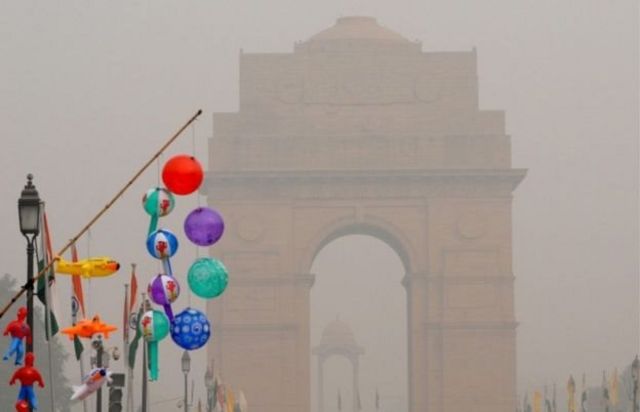दिल्ली में धुंए और प्रदूषण की बदली छाई हुई है