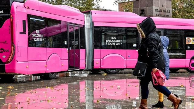 يقول باحثون إن سياسة إتاحة وسائل النقل العام مجانا في دنكيرك أعادت الحياة إلى مركز المدينة