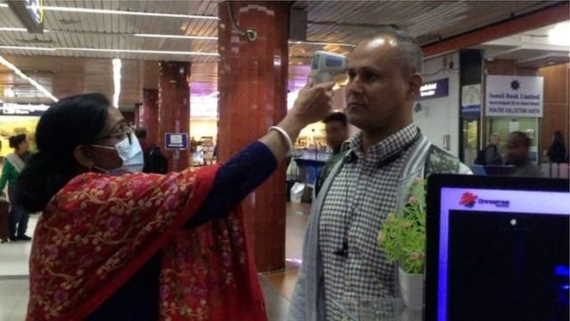 ঢাকার শাহজালাল আন্তর্জাতিক বিমানবন্দরে হ্যান্ডহেল্ড স্ক্যানার দিয়ে যাত্রী স্ক্রিনিং করা হচ্ছে