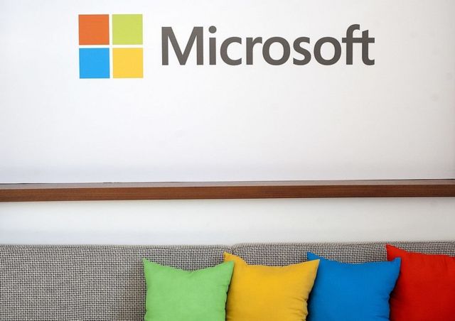 Un sillón bajo un logo de Microsoft