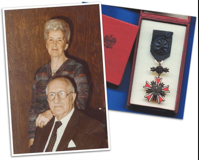 Rattinger junto a su esposa y la medalla concedida por el gobierno polaco.