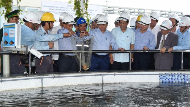 Ông Phúc được nghe trình bày nước nhà máy thép Formosa Hà Tĩnh xả thải ‘có thể nuôi được cá’.