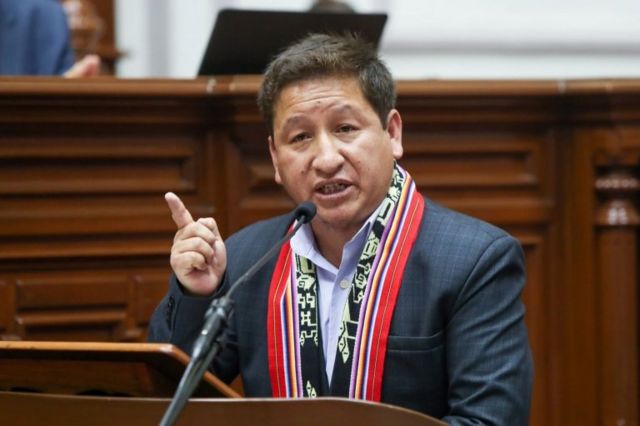 El primer ministro peruano, Guido Bellido, se dirige al Congreso.