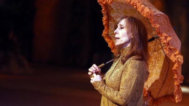 فيروز على خشبة المسرح تؤدي دورها في آخر أعمالها "صح النون" في عمان عام 2007