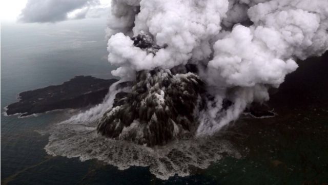 Foto udara letusan gunung Anak Krakatau di Selat Sunda, Minggu (23/12)