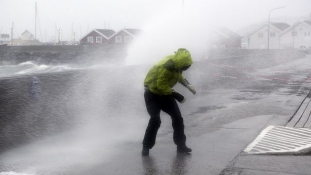 Un résidant de la ville de Bodoe, aux environs du port, se bat dans un temps orageux pour se frayer un chemin (archives)