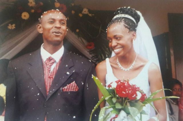 Harry Olwande y Terry, ahora Gobanga, el día de su boda, en ujulio de 2005.