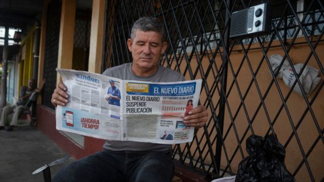 Hombre lee El Nuevo Diario en 2019.