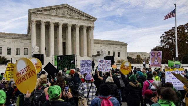 Manifestantes marchan a favor del aborto al frente de la Corte Suprema de EEUU