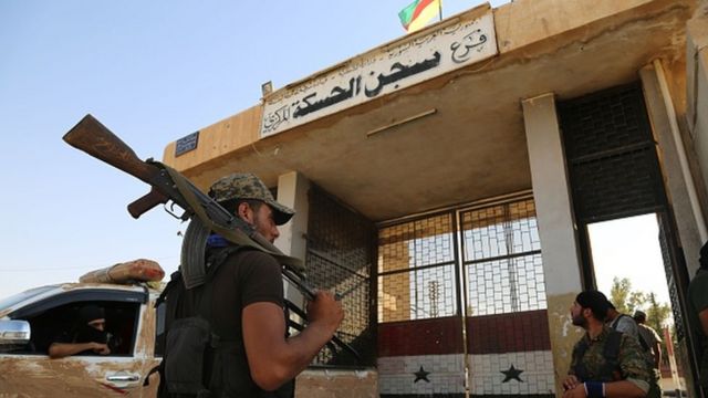 Suriye'nin kuzeydoğusunda bazı binalarda YPG ve rejimin bayrakları bir arada görülebiliyor.