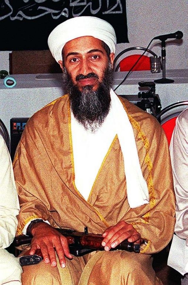 عکس بن لادن با مسلسل کلاشنیکوف