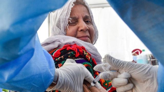 تطعيم سيدة في الجزائر