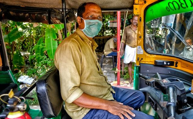 Conductor de taxi tuktuk en Kerala