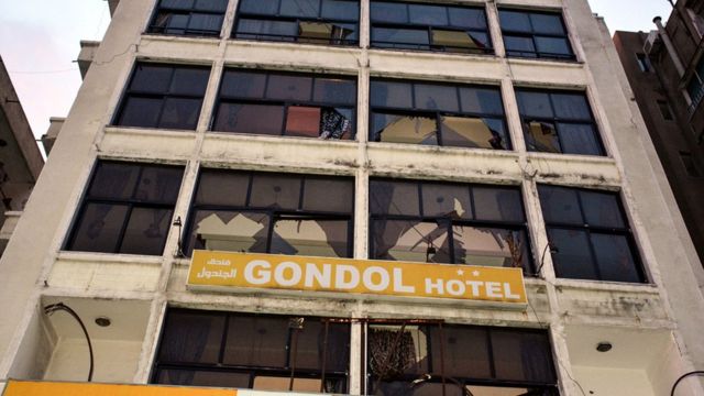 Çevredeki bir otel de saldırıda hasar gördü