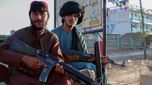 مسلحان من طالبان في أحد شوارع كابُل