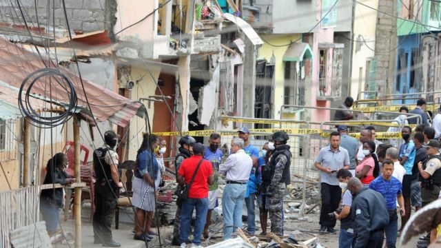 Pobladores del barrio Cristo del Consuelo, durante la visita del ministro de interior, luego de la explosión de una bomba