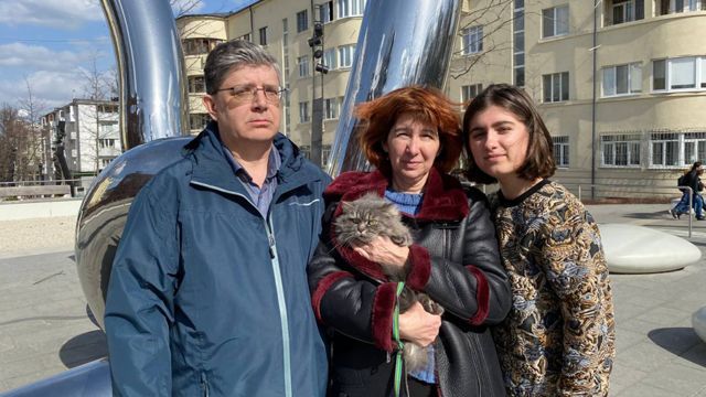 Dmitry, Oksana - z kotem - i Anastasia Pavlova po uratowaniu Mariupola