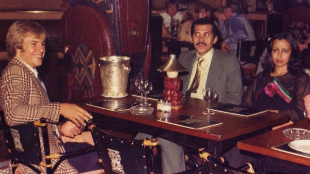 Eamonn O'Keefe, el príncipe Abdulá bin Nasser y una de las esposas del príncipe en el restaurante Barracuda en Londres en 1976
