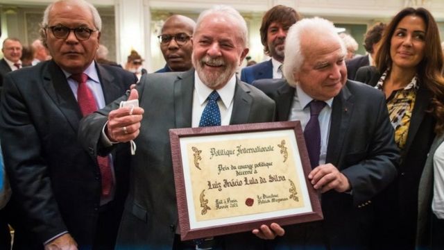 Lula recebe o Prêmio Coragem Política 2021 concedido pela revista francesa Politique Internationale