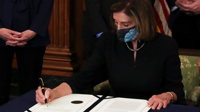 Nancy Pelosi firma el artículo de impeachment