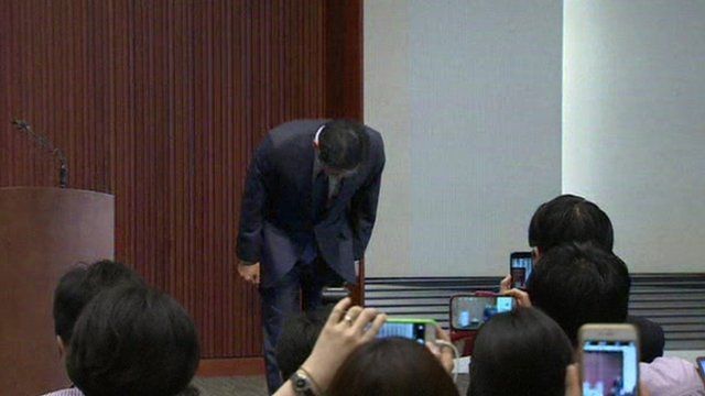 Lee Jae-yong bowing at a press conference
