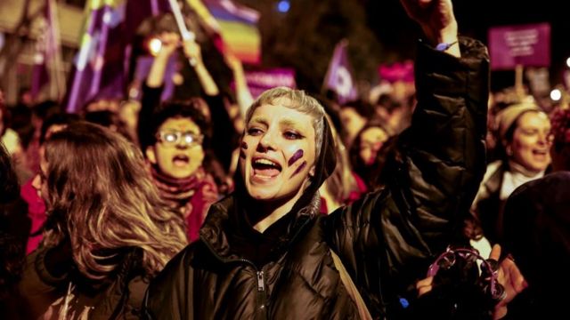 متظاهرة تهتف بشعارات أثناء مسيرة المتظاهرين إلى ساحة تقسيم للاحتفال باليوم العالمي للمرأة في اسطنبول