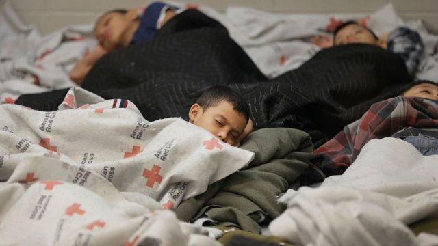 Niños migrantes duermen dentro de una celda de la Agencia de Aduana y Patrulla Fronteriza de Estados Unidos en 2014.
