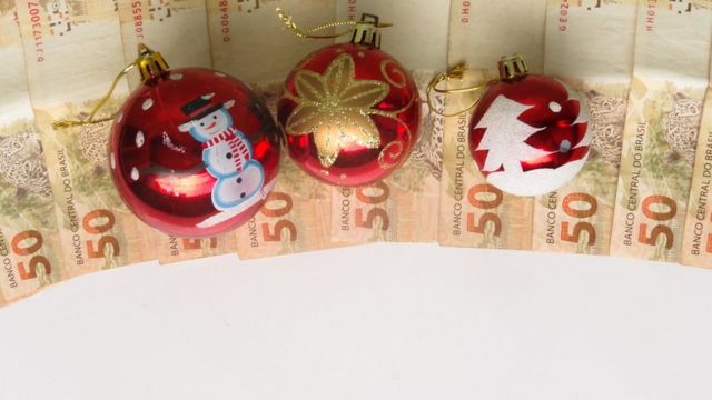 Bolas de Natal sobre notas de 50 reais