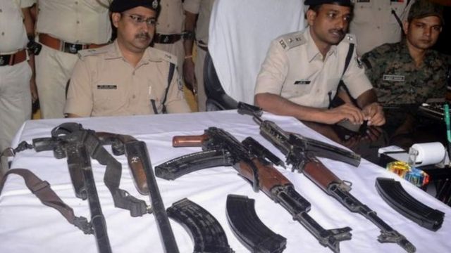 এসপি বাবু রামের সামনে রাখা উদ্ধারকৃত অবৈধ অবৈধ অস্ত্র