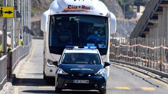 La policía española escolta a un autobús con marroquíes en un cruce fronterizo en Ceuta