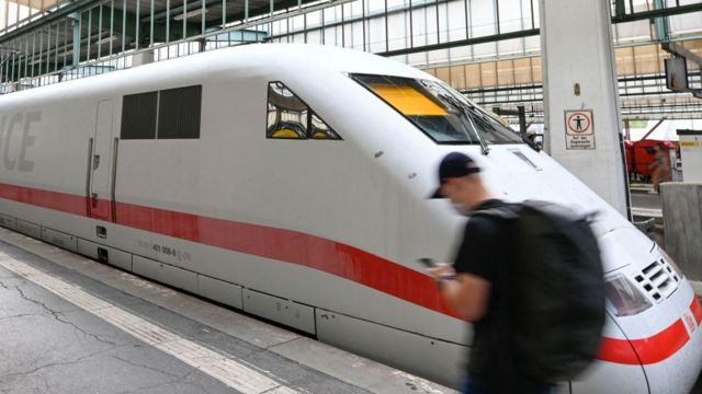 Avión de alta velocidad en estación de tren en Alemania.