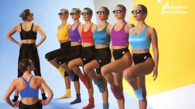 Propaganda dos anos 80 mostra mulheres brancas e loiras usando roupas esportivas