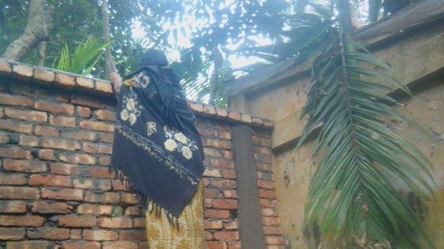 পরিবারের মহিলাদের বাইরে যেতে হচ্ছে মই দিয়ে দেওয়াল টপকে