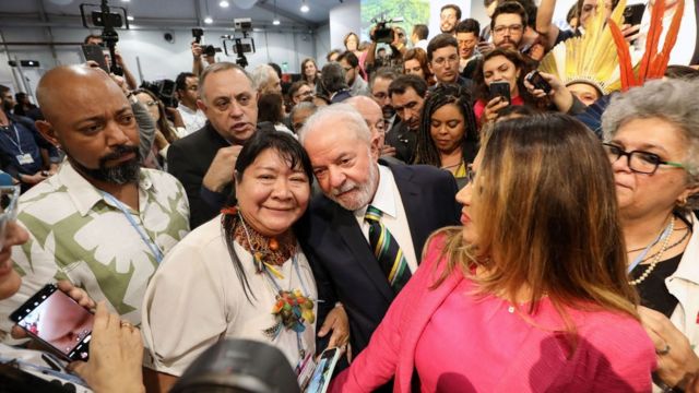 Lula tira fotos com os presentes logo após o pronunciamento na COP27