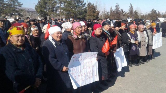 Базар-Коргон районунда парламенттеги "Ата-Мекен" фракциясынын лидери Өмүрбек Текебаевдин бошотулушун талап кылган нааразылык акциясы башталууда.