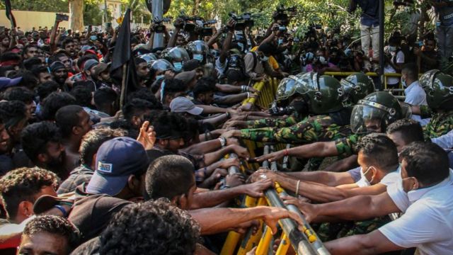 இலங்கை போராட்டம்: ராஜபக்ஷ வீட்டின் மீது ஏறிய மாணவர்கள்