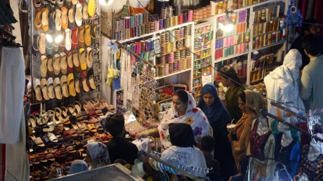 RAWALPINDI, PAKISTAN - APRIL 29: Pakistani people do shopping ahead of the Eid al-Fitr holiday that marks the end of the Muslim holy fasting month of Ramadan in Rawalpindi, Pakistan on April 29, 2022. (Photo by Muhammad Reza/Anadolu Agency via Getty Images)