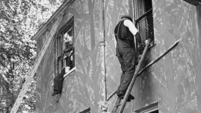 Pintores en la fachada de un edificio.