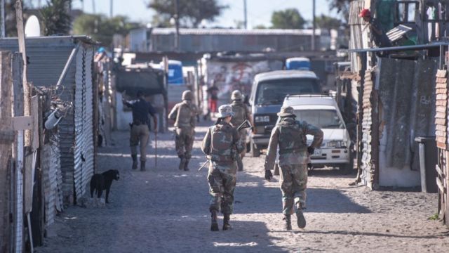 Oficiais da Guarda Nacional da África do Sul certificando-se de que as pessoas na Cidade do Cabo respeitem o confinamento