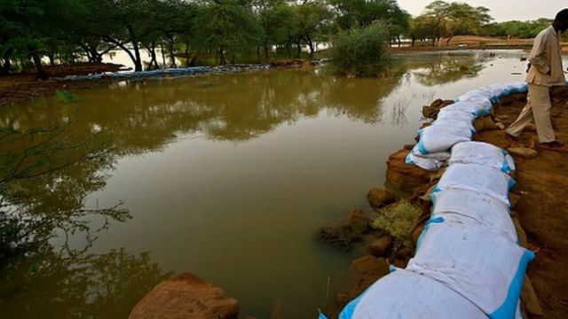 Comme au Soudan(photo) les victimes d'inondation essayent de contenir la montée des eaux. plusieurs centaines de milliers de maisons ont été détruites en Afrique du fait de la montée des eaux