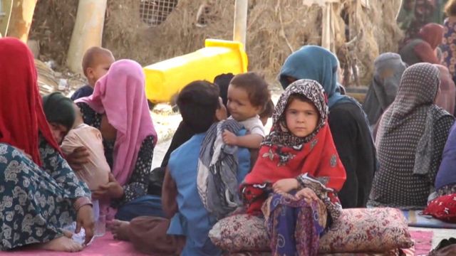 Pakistan'a geçmeye çalışan Afganlar sıkı güvenlik taramasından geçiriliyor
