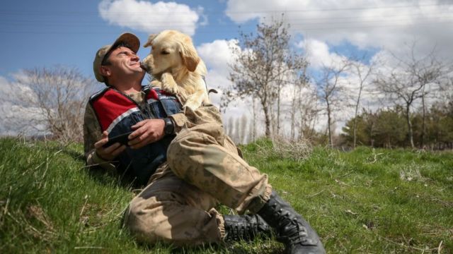 köpek jandarmayı öperken