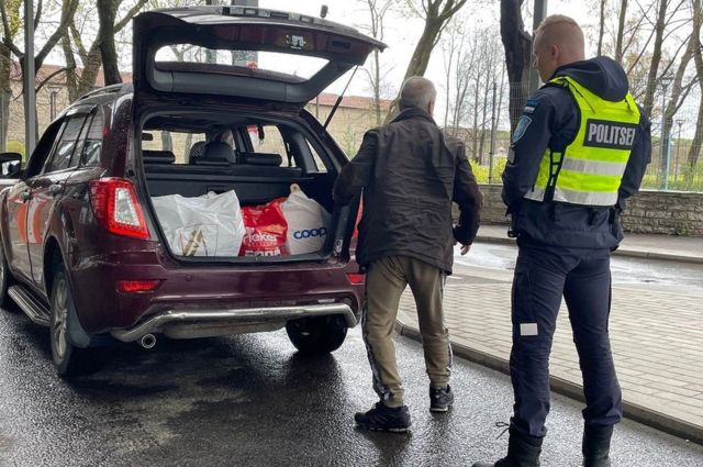 الشرطة الإستونية تتفقد سيارة قادمة من روسيا